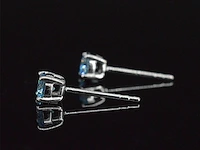Witgouden oorbellen met blauwe diamanten 0.50 carat - afbeelding 6 van  9
