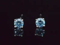 Witgouden oorbellen met blauwe diamanten 0.50 carat - afbeelding 7 van  9
