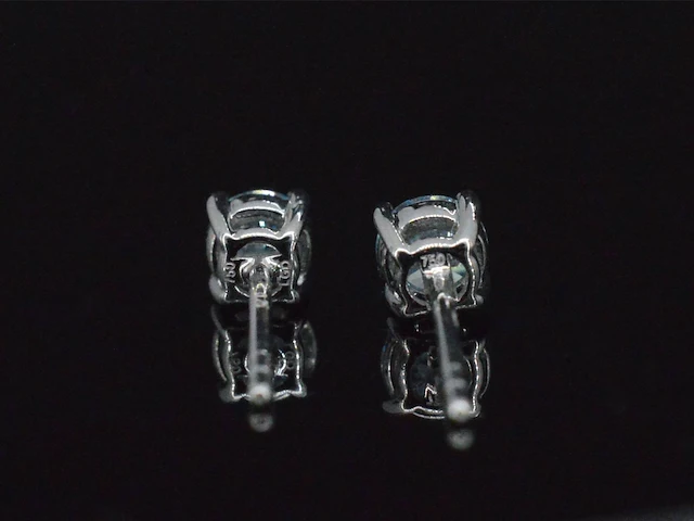 Witgouden oorbellen met blauwe diamanten 0.50 carat - afbeelding 8 van  9