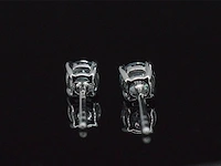 Witgouden oorbellen met blauwe diamanten 0.50 carat - afbeelding 8 van  9