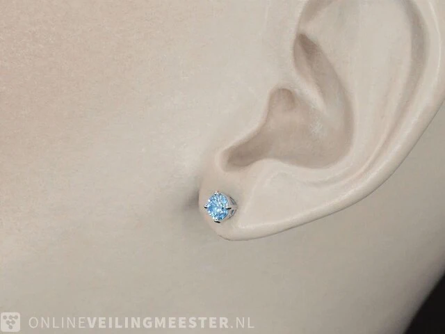 Witgouden oorbellen met blauwe diamanten 0.50 carat - afbeelding 3 van  9