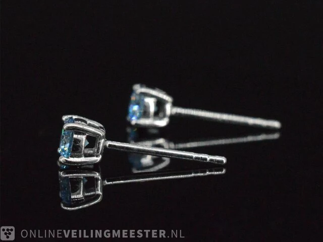 Witgouden oorbellen met blauwe diamanten 0.50 carat - afbeelding 6 van  9