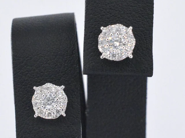 Witgouden oorbellen met briljant geslepen diamanten - afbeelding 1 van  10