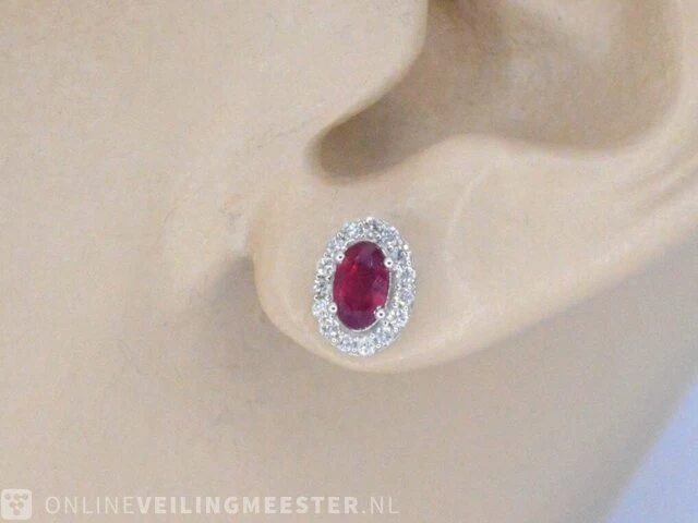 Witgouden oorbellen met diamanten en robijn - afbeelding 2 van  6