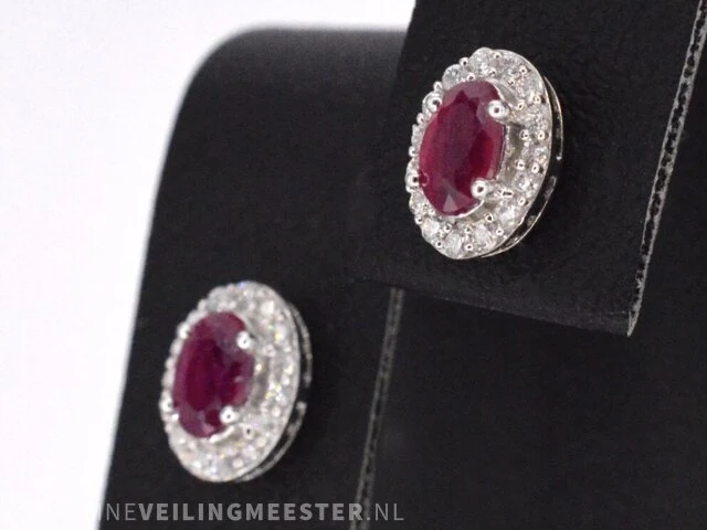 Witgouden oorbellen met diamanten en robijn - afbeelding 4 van  6