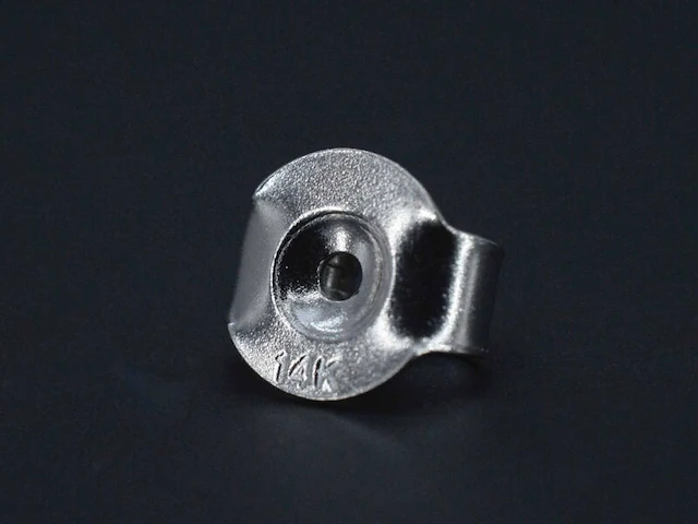 Witgouden oorbellen met diamanten en robijn - afbeelding 7 van  9