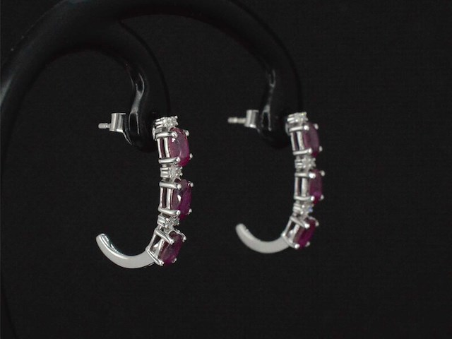 Witgouden oorbellen met diamanten en robijn - afbeelding 3 van  9