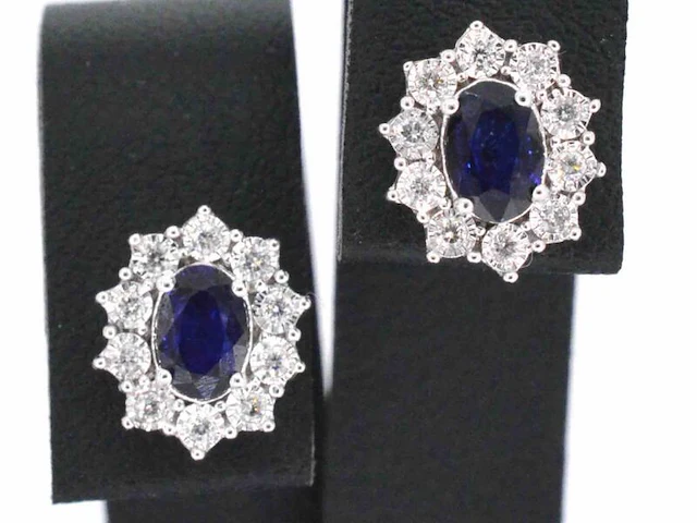 Witgouden oorbellen met diamanten en saffier - afbeelding 1 van  10