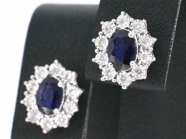 Witgouden oorbellen met diamanten en saffier - afbeelding 3 van  10