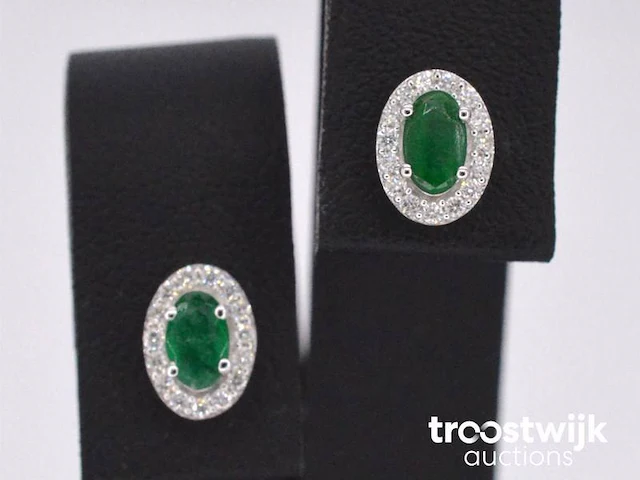 Witgouden oorbellen met diamanten en smaragd - afbeelding 1 van  6
