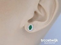 Witgouden oorbellen met diamanten en smaragd - afbeelding 2 van  6