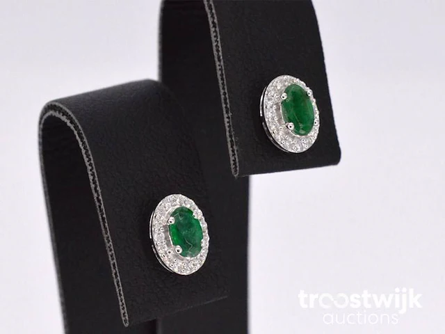 Witgouden oorbellen met diamanten en smaragd - afbeelding 5 van  6