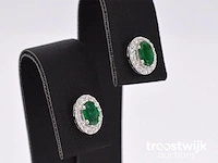 Witgouden oorbellen met diamanten en smaragd - afbeelding 5 van  6
