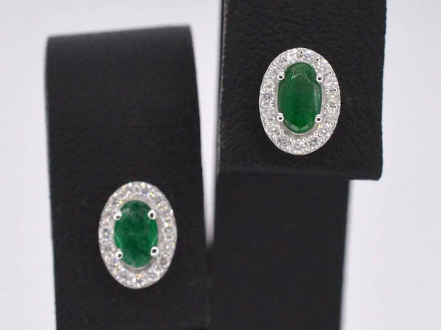 Witgouden oorbellen met diamanten en smaragd - afbeelding 1 van  7