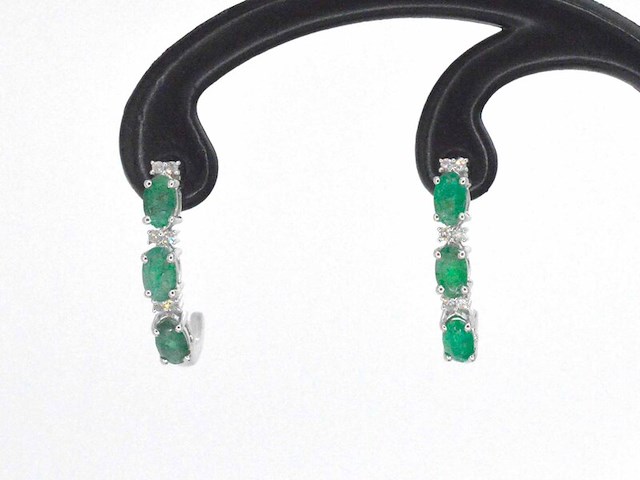 Witgouden oorbellen met diamanten en smaragd - afbeelding 1 van  8