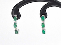 Witgouden oorbellen met diamanten en smaragd