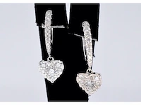 Witgouden oorbellen met diamanten in hartvorm - afbeelding 1 van  10