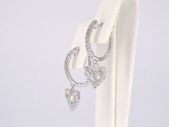 Witgouden oorbellen met diamanten in hartvorm - afbeelding 3 van  10