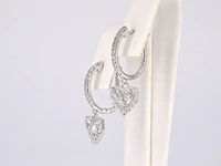 Witgouden oorbellen met diamanten in hartvorm - afbeelding 3 van  10