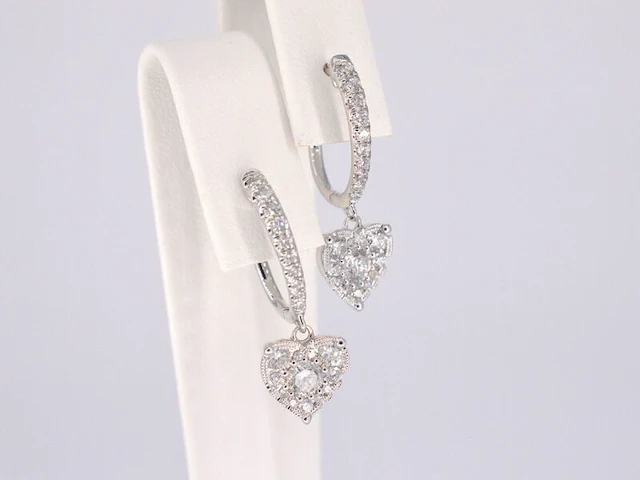 Witgouden oorbellen met diamanten in hartvorm - afbeelding 4 van  10