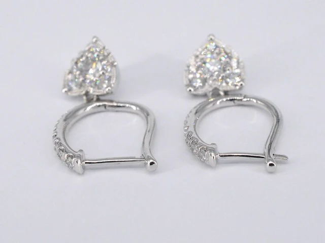 Witgouden oorbellen met diamanten in hartvorm - afbeelding 7 van  10