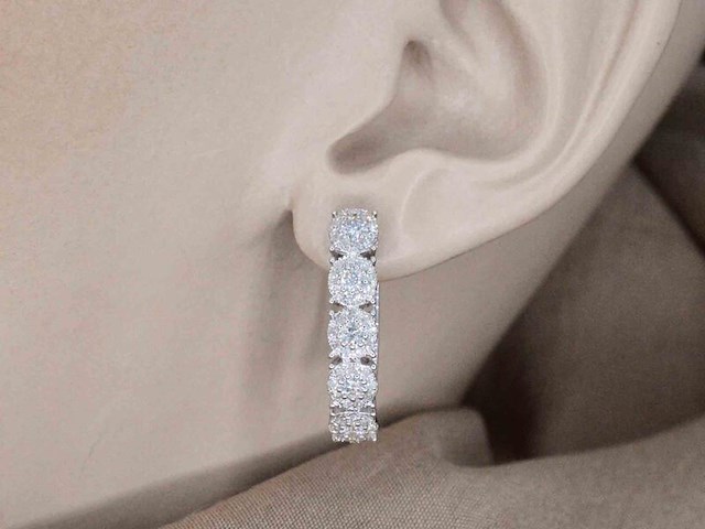 Witgouden oorbellen met diamanten - afbeelding 2 van  8