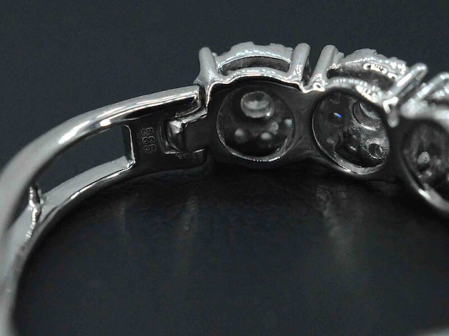 Witgouden oorbellen met diamanten - afbeelding 6 van  8