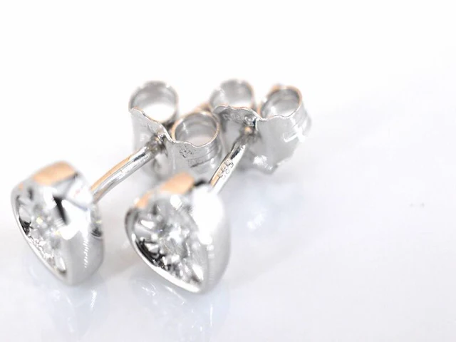 Witgouden oorbellen met een briljant geslepen diamant in hartvorm - afbeelding 5 van  7