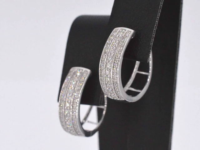 Witgouden oorbellen met een briljant geslepen diamant - afbeelding 5 van  10