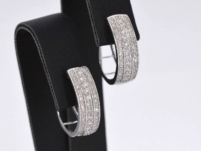 Witgouden oorbellen met een briljant geslepen diamant - afbeelding 6 van  10