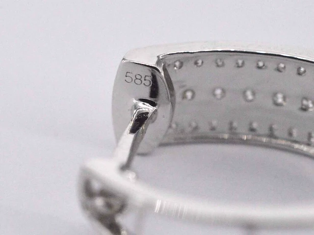 Witgouden oorbellen met een briljant geslepen diamant - afbeelding 9 van  10