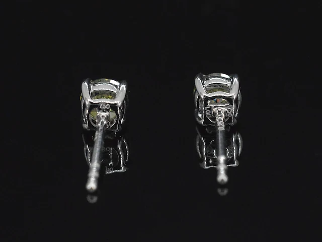 Witgouden oorbellen met groene diamanten 0.50 carat - afbeelding 8 van  9