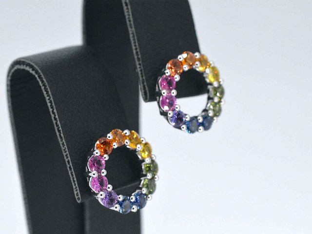 Witgouden oorbellen met multi colour saffieren in een cirkel - afbeelding 5 van  10