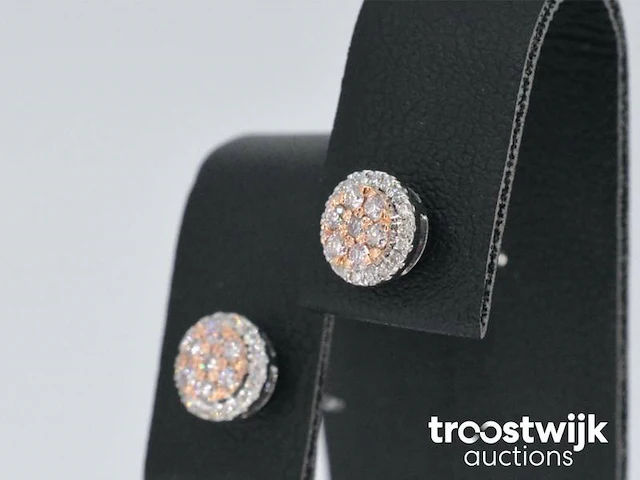 Witgouden oorbellen met natuurlijke roze en witte diamant - afbeelding 3 van  7