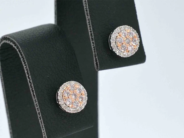 Witgouden oorbellen met natuurlijke roze en witte diamant - afbeelding 4 van  9