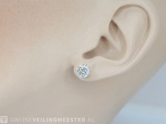 Witgouden oorbellen met twee solitaire diamanten 2.00 carat totaal - afbeelding 2 van  9