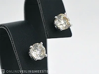 Witgouden oorbellen met twee solitaire diamanten 2.00 carat totaal - afbeelding 4 van  9