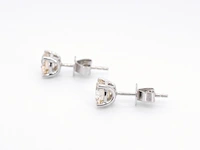 Witgouden oorbellen met twee solitaire diamanten 2.00 carat totaal - afbeelding 8 van  11