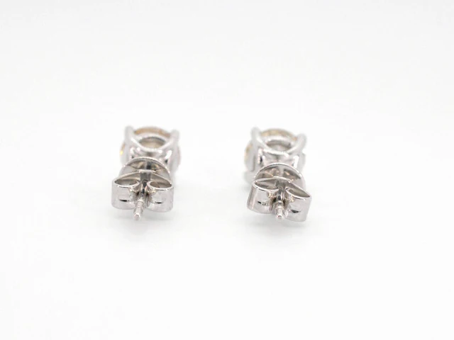 Witgouden oorbellen met twee solitaire diamanten 2.00 carat totaal - afbeelding 9 van  11
