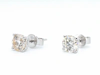Witgouden oorbellen met twee solitaire diamanten 2.00 carat totaal - afbeelding 10 van  11