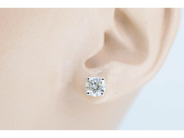 Witgouden oorbellen met twee solitaire diamanten van 1.00 carat totaal - afbeelding 2 van  4