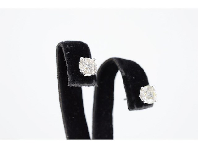 Witgouden oorbellen met twee solitaire diamanten van 1.00 carat totaal - afbeelding 4 van  4
