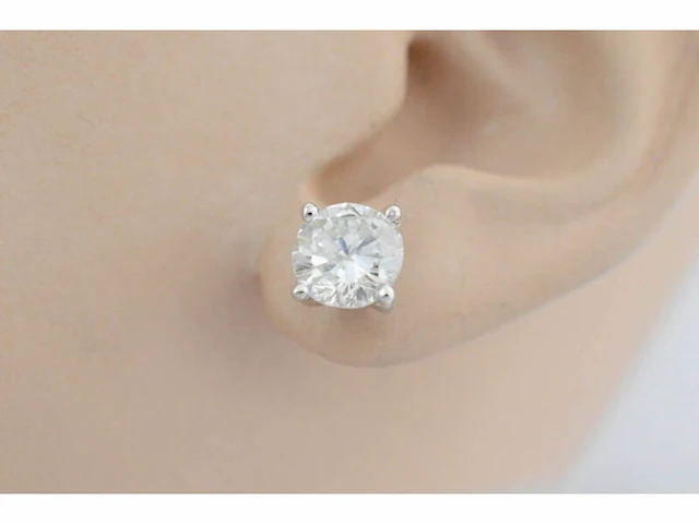 Witgouden oorbellen met twee solitaire diamanten van 2.00 carat totaal - afbeelding 2 van  6