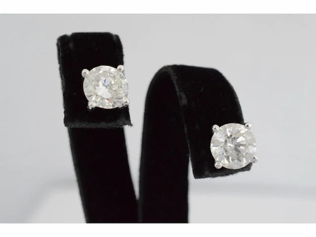 Witgouden oorbellen met twee solitaire diamanten van 2.00 carat totaal - afbeelding 3 van  6