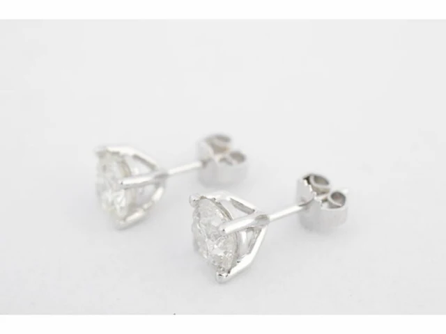 Witgouden oorbellen met twee solitaire diamanten van 2.00 carat totaal - afbeelding 4 van  6