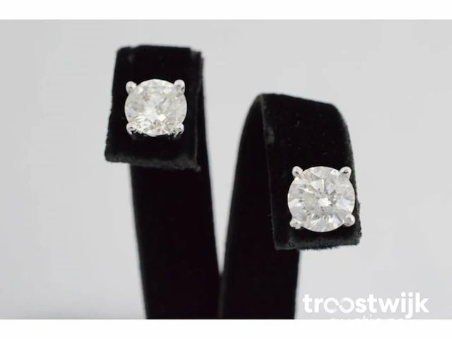 Witgouden oorbellen met twee solitaire diamanten van 2.25 carat totaal - afbeelding 1 van  4