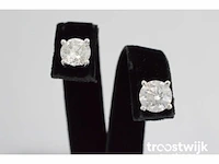 Witgouden oorbellen met twee solitaire diamanten van 2.25 carat totaal - afbeelding 1 van  4