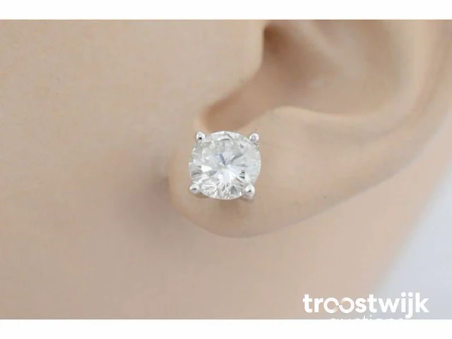 Witgouden oorbellen met twee solitaire diamanten van 2.25 carat totaal - afbeelding 2 van  4