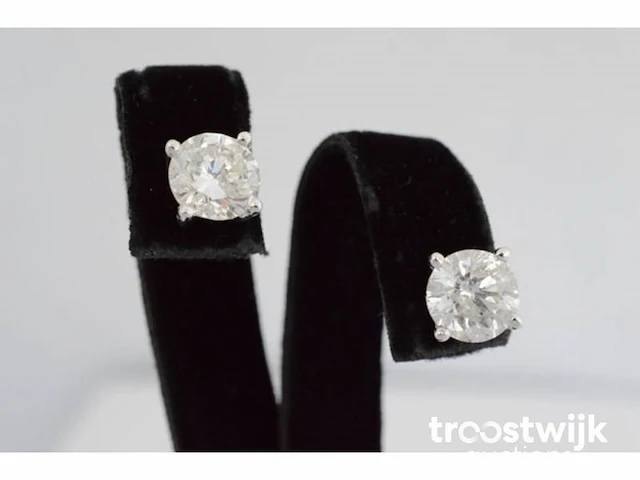 Witgouden oorbellen met twee solitaire diamanten van 2.25 carat totaal - afbeelding 3 van  4
