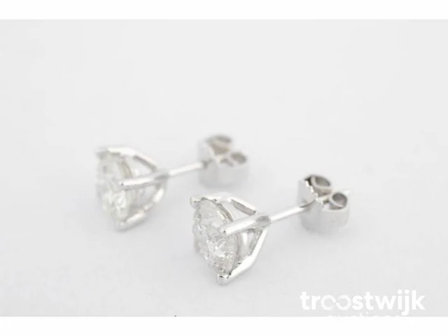 Witgouden oorbellen met twee solitaire diamanten van 2.25 carat totaal - afbeelding 4 van  4
